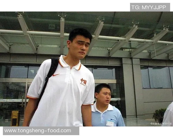 姚明深情致敬奥拉朱旺传承篮球精神与友谊的传奇时刻