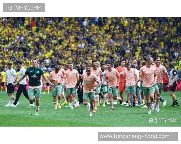 德甲焦点战:多特蒙德与曼联激战成平局绝杀时刻引发全场狂欢 德甲焦点战:多特蒙德与曼联激战成平局绝杀时刻引发全场狂欢